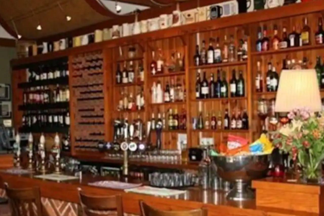 Elsworth Golden Ball Hotel מראה חיצוני תמונה
