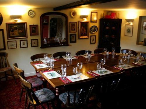 Elsworth Golden Ball Hotel מראה חיצוני תמונה